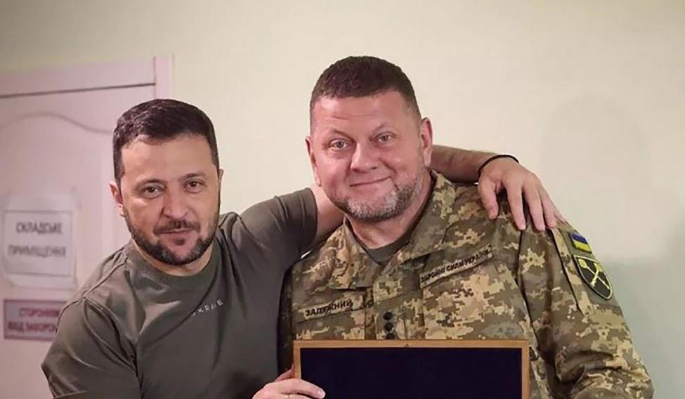 Ukrajinský prezident Volodymyr Zelenskyj a bývalý vrchní velitel ukrajinských ozbrojených sil Valerij Zalužnyj na archivním snímku.