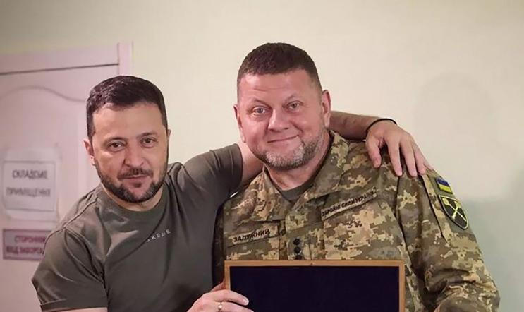 Ukrajinský prezident Volodymyr Zelenskyj a bývalý vrchní velitel ukrajinských ozbrojených sil Valerij Zalužnyj na archivním snímku.
