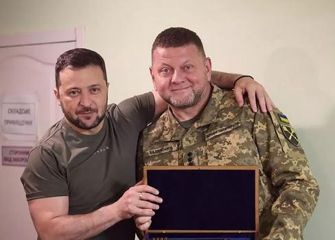 Ukrajinský prezident Volodymyr Zelenskyj a bývalý vrchní velitel ukrajinských ozbrojených sil Valerij Zalužnyj na archivním snímku.