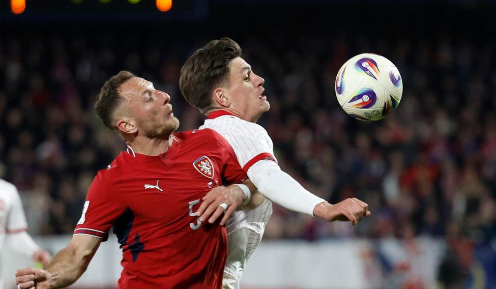 Joakim Maehle a Vladimír Coufal v zápase kvalifikace o postup na MS Česko - Dánsko