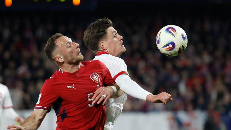 Joakim Maehle a Vladimír Coufal v zápase kvalifikace o postup na MS Česko - Dánsko