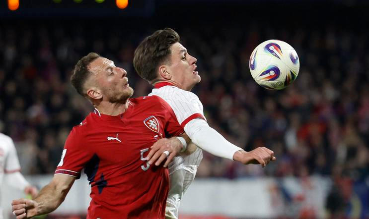 Joakim Maehle a Vladimír Coufal v zápase kvalifikace o postup na MS Česko - Dánsko