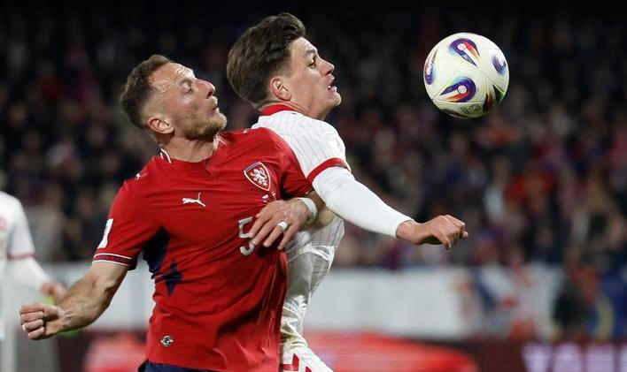 Joakim Maehle a Vladimír Coufal v zápase kvalifikace o postup na MS Česko - Dánsko