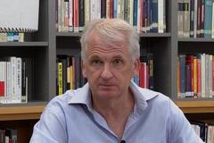 Americký historik Timothy Snyder, profesor na Yaleově univerzitě, je stálým pracovníkem Institutu pro vědy o člověku ve Vídni. Věnuje se dějinám střední a východní Evropy a zaměřuje se na téma holokaustu.