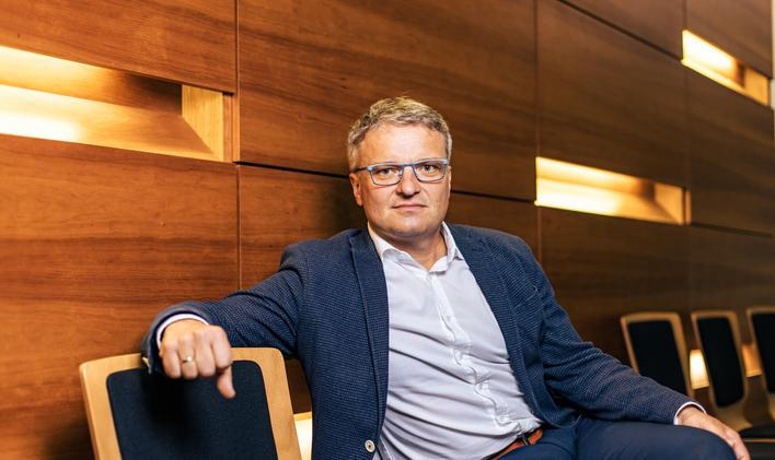 "Ústavní soud nevylučuje samo uzavření konkordátní smlouvy, ale jakýkoli její obsah, jímž stát dává katolické církvi nějaké garance, je nyní ústavně problematický," říká ústavní soudce Tomáš Langášek. "Musela by být obsahově zcela bezobsažná, protože cokoliv, co se takto katolické církvi garantuje, je z pohledu Ústavního soudu v rozporu s pravidlem stejného zacházení s ostatními církvemi."