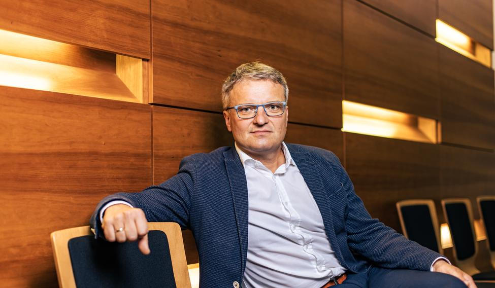 "Ústavní soud nevylučuje samo uzavření konkordátní smlouvy, ale jakýkoli její obsah, jímž stát dává katolické církvi nějaké garance, je nyní ústavně problematický," říká ústavní soudce Tomáš Langášek. "Musela by být obsahově zcela bezobsažná, protože cokoliv, co se takto katolické církvi garantuje, je z pohledu Ústavního soudu v rozporu s pravidlem stejného zacházení s ostatními církvemi."