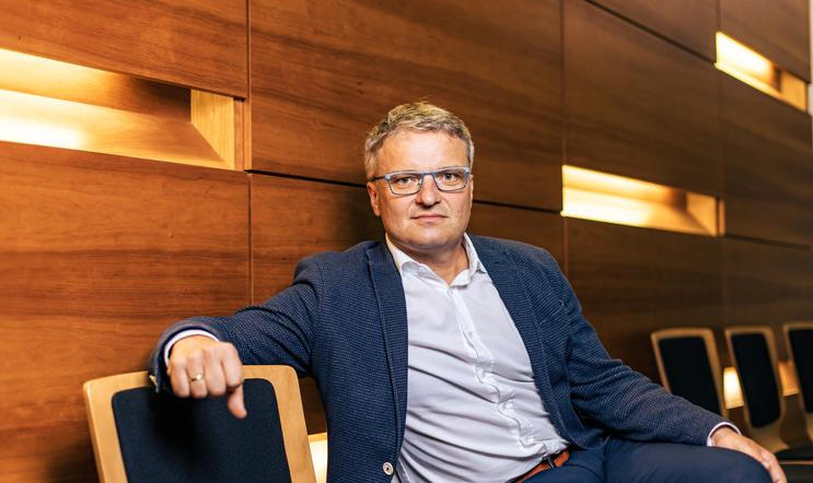 "Ústavní soud nevylučuje samo uzavření konkordátní smlouvy, ale jakýkoli její obsah, jímž stát dává katolické církvi nějaké garance, je nyní ústavně problematický," říká ústavní soudce Tomáš Langášek. "Musela by být obsahově zcela bezobsažná, protože cokoliv, co se takto katolické církvi garantuje, je z pohledu Ústavního soudu v rozporu s pravidlem stejného zacházení s ostatními církvemi."