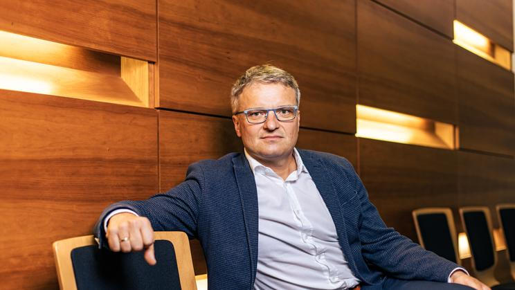 "Ústavní soud nevylučuje samo uzavření konkordátní smlouvy, ale jakýkoli její obsah, jímž stát dává katolické církvi nějaké garance, je nyní ústavně problematický," říká ústavní soudce Tomáš Langášek. "Musela by být obsahově zcela bezobsažná, protože cokoliv, co se takto katolické církvi garantuje, je z pohledu Ústavního soudu v rozporu s pravidlem stejného zacházení s ostatními církvemi."