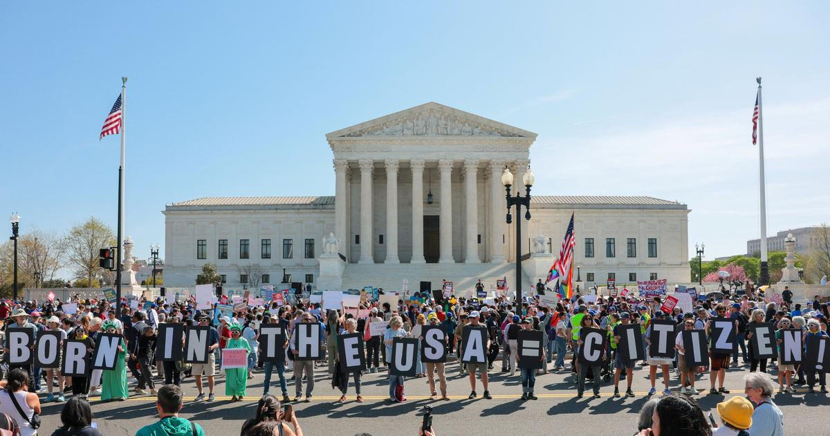 Trump přišel osobně na jednání nejvyššího soudu. Vítali ho demonstranti