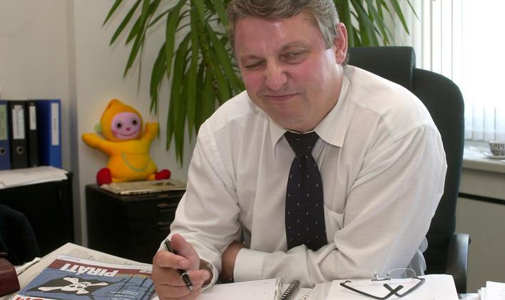 O tom, že se má bývalý člen komunistických milicí František Lambert nějakým způsobem vrátit po téměř 20 letech do České televize (na snímku z roku 2004 pózuje Lambert ještě coby vrchní finanční a programový ředitel ČT) jsme se v redakci Aktuálně.cz dozvěděli začátkem letošního roku.