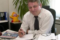 O tom, že se má bývalý člen komunistických milicí František Lambert nějakým způsobem vrátit po téměř 20 letech do České televize (na snímku z roku 2004 pózuje Lambert ještě coby vrchní finanční a programový ředitel ČT) jsme se v redakci Aktuálně.cz dozvěděli začátkem letošního roku.