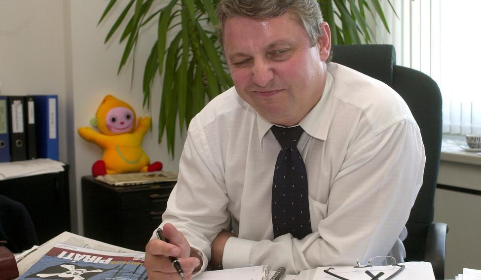 O tom, že se má bývalý člen komunistických milicí František Lambert nějakým způsobem vrátit po téměř 20 letech do České televize (na snímku z roku 2004 pózuje Lambert ještě coby vrchní finanční a programový ředitel ČT) jsme se v redakci Aktuálně.cz dozvěděli začátkem letošního roku.