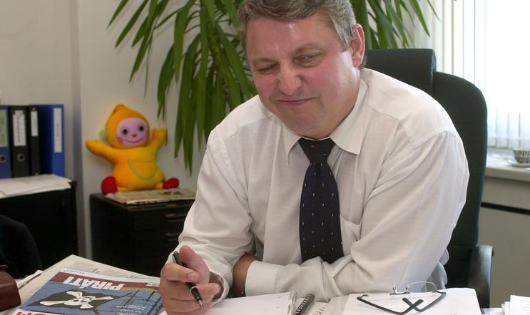 O tom, že se má bývalý člen komunistických milicí František Lambert nějakým způsobem vrátit po téměř 20 letech do České televize (na snímku z roku 2004 pózuje Lambert ještě coby vrchní finanční a programový ředitel ČT) jsme se v redakci Aktuálně.cz dozvěděli začátkem letošního roku.