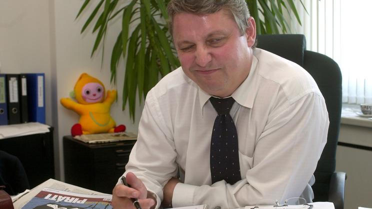 O tom, že se má bývalý člen komunistických milicí František Lambert nějakým způsobem vrátit po téměř 20 letech do České televize (na snímku z roku 2004 pózuje Lambert ještě coby vrchní finanční a programový ředitel ČT) jsme se v redakci Aktuálně.cz dozvěděli začátkem letošního roku.