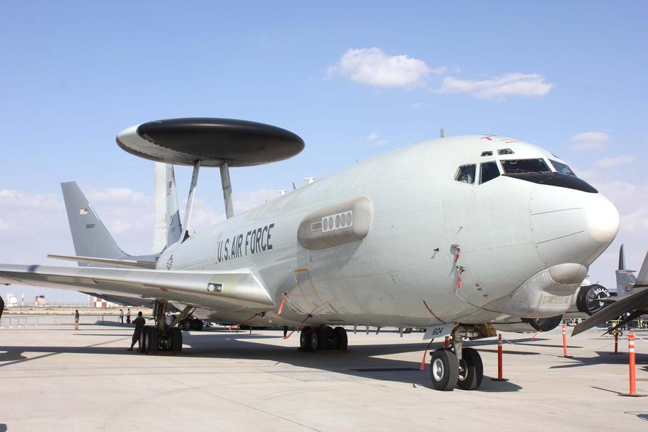 Před útokem na základnu u Rijádu mělo americké letectvo k dispozici 16 strojů E-3. Provozuschopné nebyly ovšem zdaleka všechny ani tehdy.