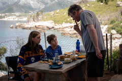 Dexter Franc a Antonín Chmela jako sourozenci a Barry Ward v roli jejich otce Davida ve filmu Nevděčné bytosti.