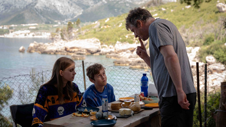 Dexter Franc a Antonín Chmela jako sourozenci a Barry Ward v roli jejich otce Davida ve filmu Nevděčné bytosti.