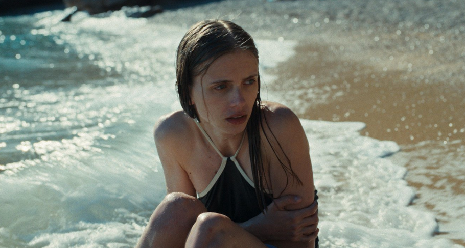 Dexter Franc jako sedmnáctiletá dívka Klára potýkající se s poruchou příjmu potravy ve filmu Nevděčné bytosti.