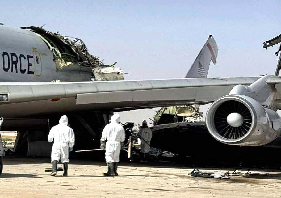 Kromě letounu E-3 zasáhli Íránci i několik vojáků a tanker KC-135.