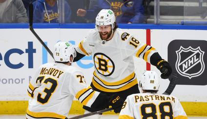 Pavel Zacha z Bostonu (18) slaví gól