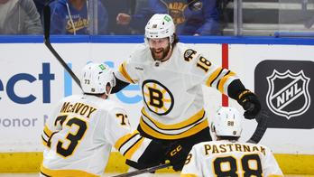 Pavel Zacha z Bostonu (18) slaví gól