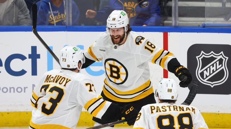 Pavel Zacha z Bostonu (18) slaví gól