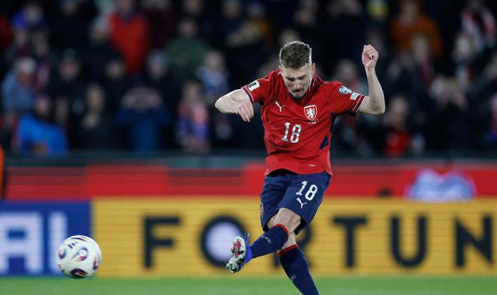 Michal Sadílek proměňuje rozhodující penaltu v zápase s Dánskem.