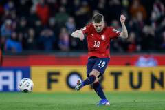 Michal Sadílek proměňuje rozhodující penaltu v zápase s Dánskem.
