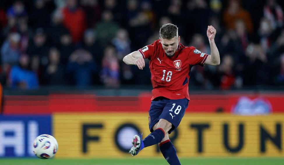 Michal Sadílek proměňuje rozhodující penaltu v zápase s Dánskem.