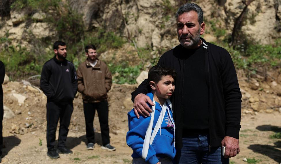 Případ Alírezy není ojedinělý. Obyvatelé Teheránu popisují, že nejen v íránském hlavním městě vídají děti, někdy i ozbrojené, jak kontrolují auta nebo slouží na hlídkách.