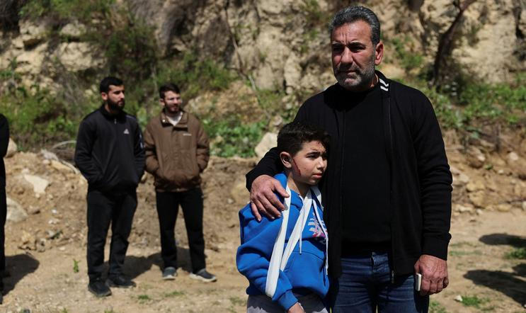 Případ Alírezy není ojedinělý. Obyvatelé Teheránu popisují, že nejen v íránském hlavním městě vídají děti, někdy i ozbrojené, jak kontrolují auta nebo slouží na hlídkách.