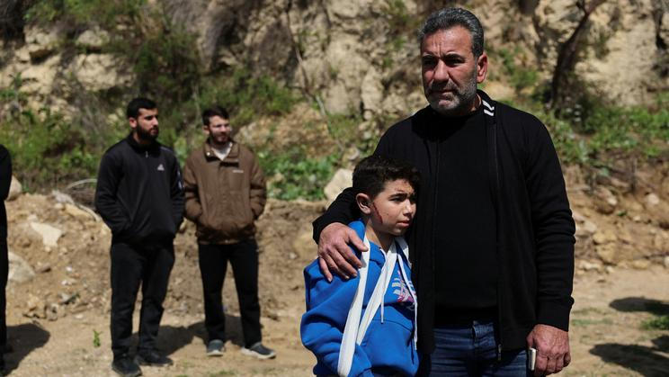 Případ Alírezy není ojedinělý. Obyvatelé Teheránu popisují, že nejen v íránském hlavním městě vídají děti, někdy i ozbrojené, jak kontrolují auta nebo slouží na hlídkách.