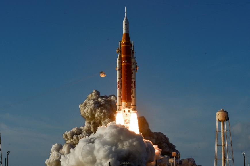 Loď NASA s posádkou po úspěšném startu míří po půlstoletí k Měsíci