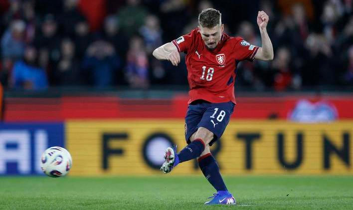 Michal Sadílek proměňuje rozhodující penaltu v zápase s Dánskem.