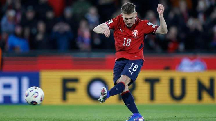 Michal Sadílek proměňuje rozhodující penaltu v zápase s Dánskem.