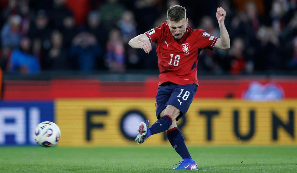 Michal Sadílek proměňuje rozhodující penaltu v zápase s Dánskem.