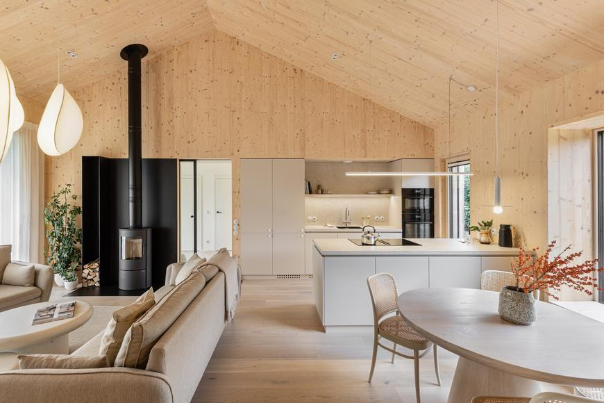 Dřevostavba, která klame tělem. Designérka v domě u Prahy zkrotila dřevo a vytvořila moderní oázu
