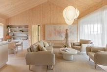 Tato realizace však ukazuje, že i dominantní dřevěné panely mohou fungovat v rámci moderního rodinného domu. 