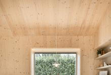 Dřevostavby si často spojujeme s rustikálním nebo horským stylem. 