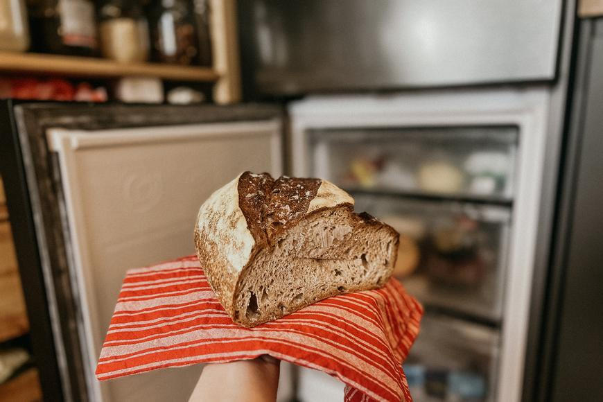Nejdřív zmrazit, poté opéct. Malá změna v ukládání pečiva může ovlivnit hlad i večerní přejídání