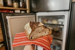 „Zmrazení mění strukturu škrobu tak, že vzniká rezistentní škrob, který se v tenkém střevě plně nestráví,“ vysvětluje gastroenterolog Joseph Salhab.