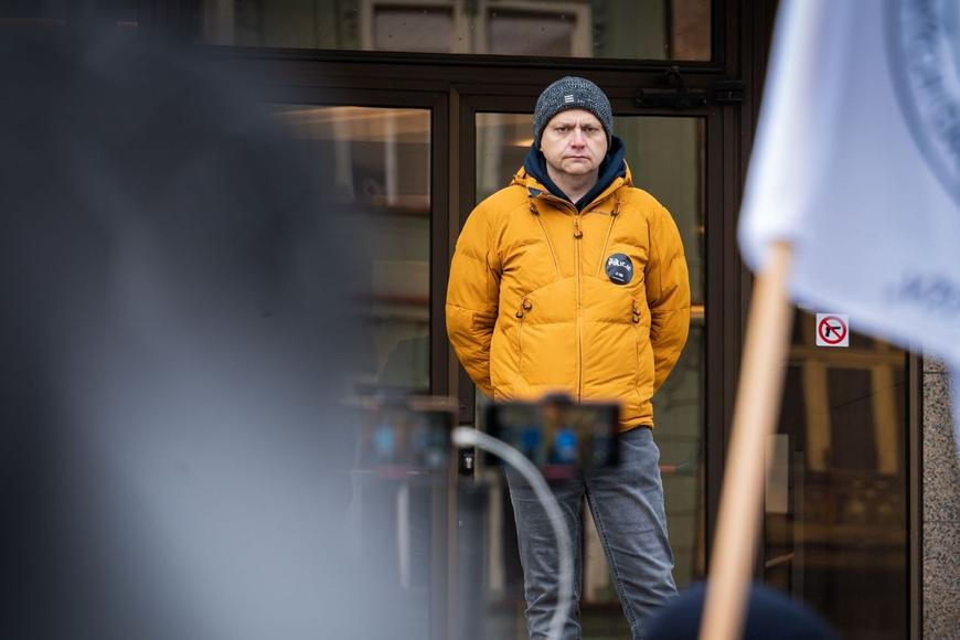 „Lháři, křiváci, podvodníci.“ Policii opouští rebelský velitel, zanechal drsný vzkaz