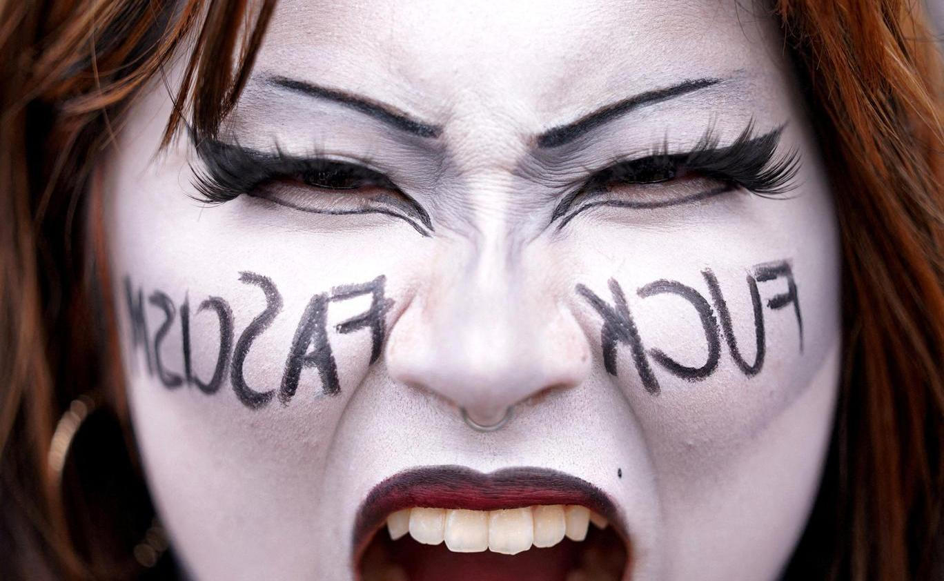 Škoda tyhle fotky minout: jízda na oslu, největší svátky nebo oranžový ostrov 