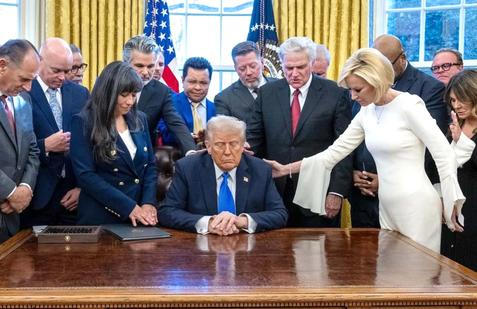 „Bůh nevyslyší vaše modlitby!“ Papežova tvrdá slova zahájila Svatý týden