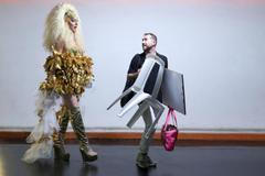 Škoda tyhle fotky minout: jízda na oslu, největší svátky nebo oranžový ostrov 