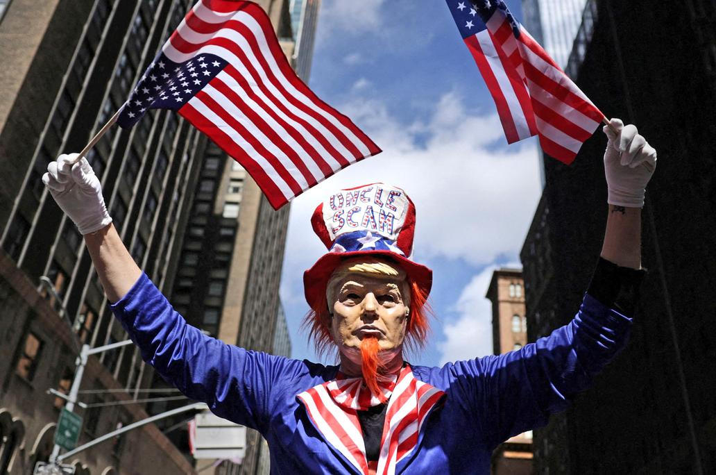 Škoda tyhle fotky minout: jízda na oslu, největší svátky nebo oranžový ostrov 