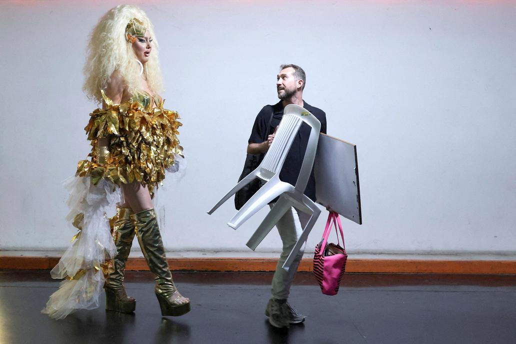 Škoda tyhle fotky minout: jízda na oslu, největší svátky nebo oranžový ostrov 