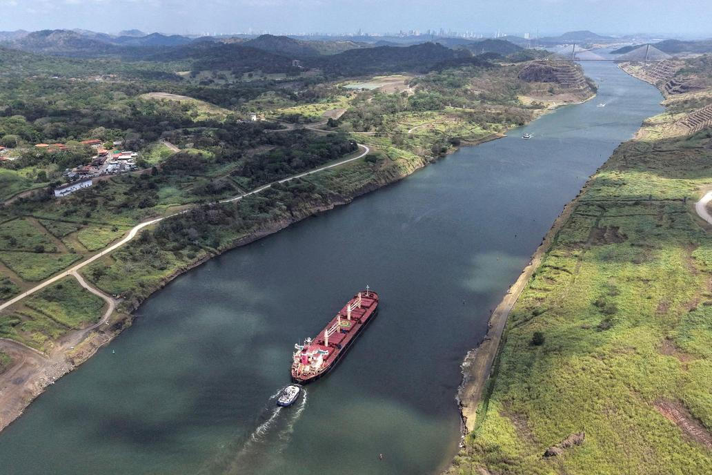 Škoda tyhle fotky minout: jízda na oslu, největší svátky nebo oranžový ostrov 