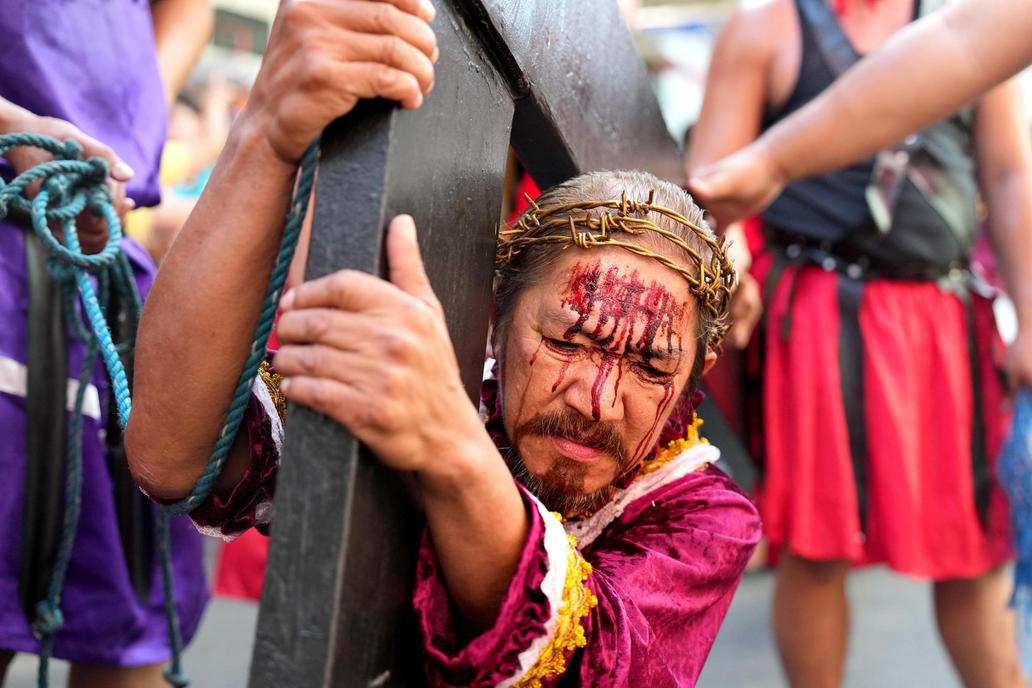 Škoda tyhle fotky minout: jízda na oslu, největší svátky nebo oranžový ostrov 