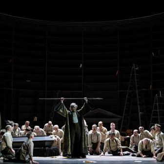 Matthew Newlin jako Parsifal přinášející Kopí osudu ztracené v boji králem Amfortasem (Jiří Hájek). Vlevo Timo Riihonen (Gurnemanz), vpravo Ester Pavlů (Kundry).
